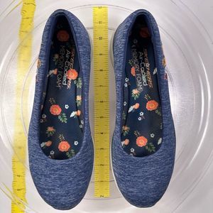 Skechers women's slip on shoes blue with colorful floral embroidery size 9M comf